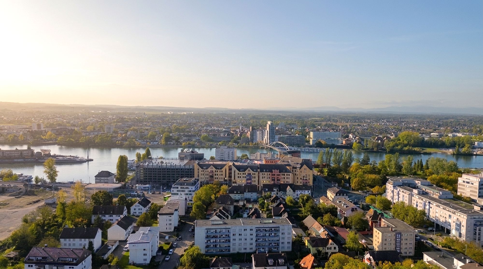 Luftbild über Weil am Rhein mit dem Rhein und der Dreiländerbrücke